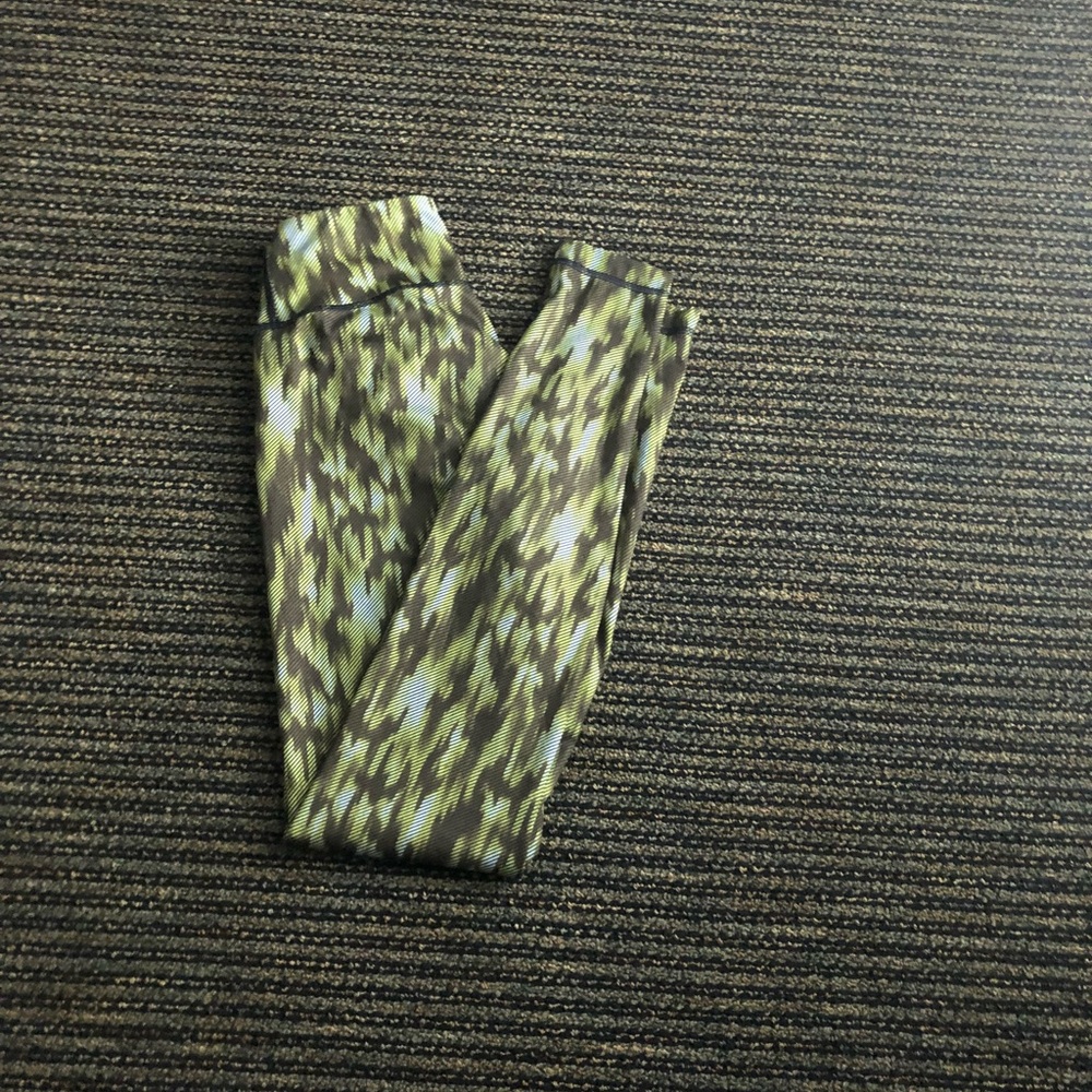 Lululemon full length wunder under print in size 4